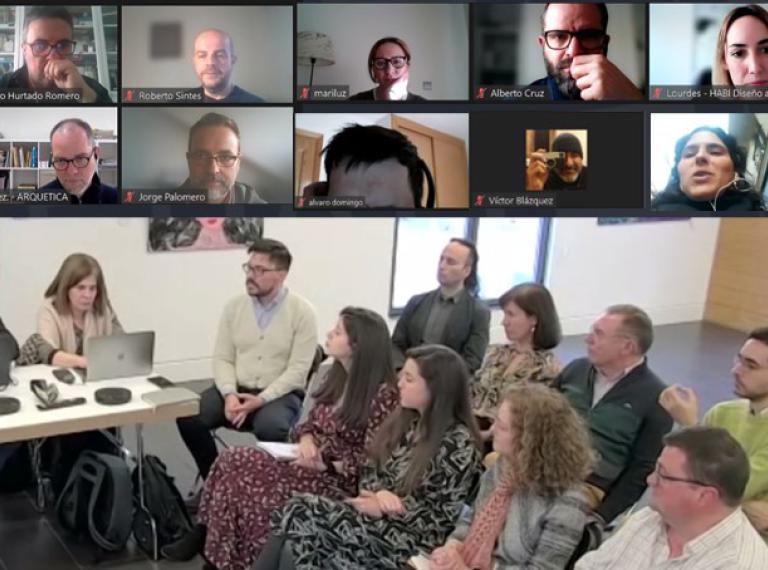 Montaje de foto de sala con muchos socios y mútiples capturas de pantalla de gente en videoconferencia