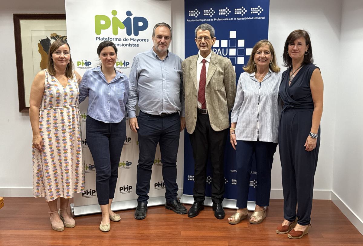 grupo de seis personas de pie delante de dos roll-up de PMP y Asepau