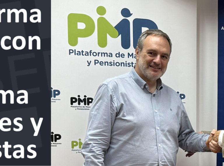 foto de dos hombres de pie dándose la mano delante de dos enaras de PMP y ASEPAU