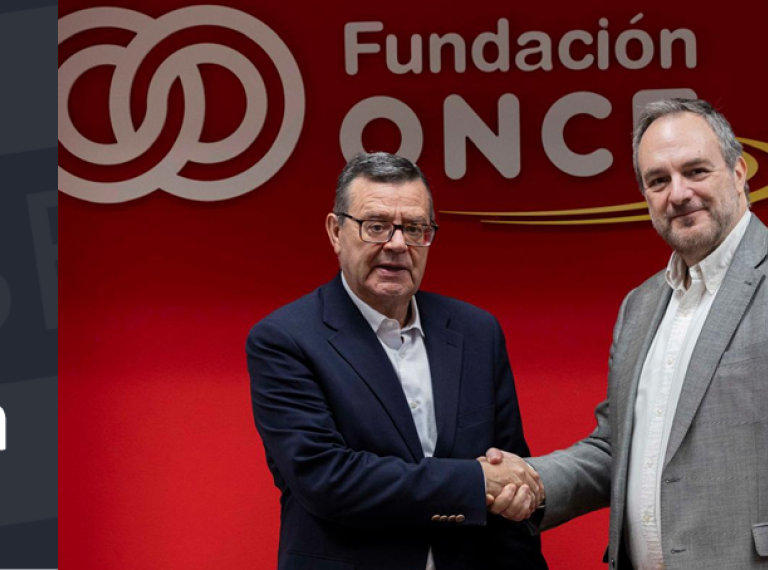 ASEPAU renueva convenio con Fundación ONCE. Dos hombres de pie se dan la mano sonrientes con un fondo donde se ven dos grandes logotipos
